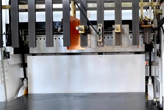 Automatic Kraft Paper/Paperboard/Grey Paper/Craft Paper Sheeting Machine with Four Paper Rolls by Cross Cutting